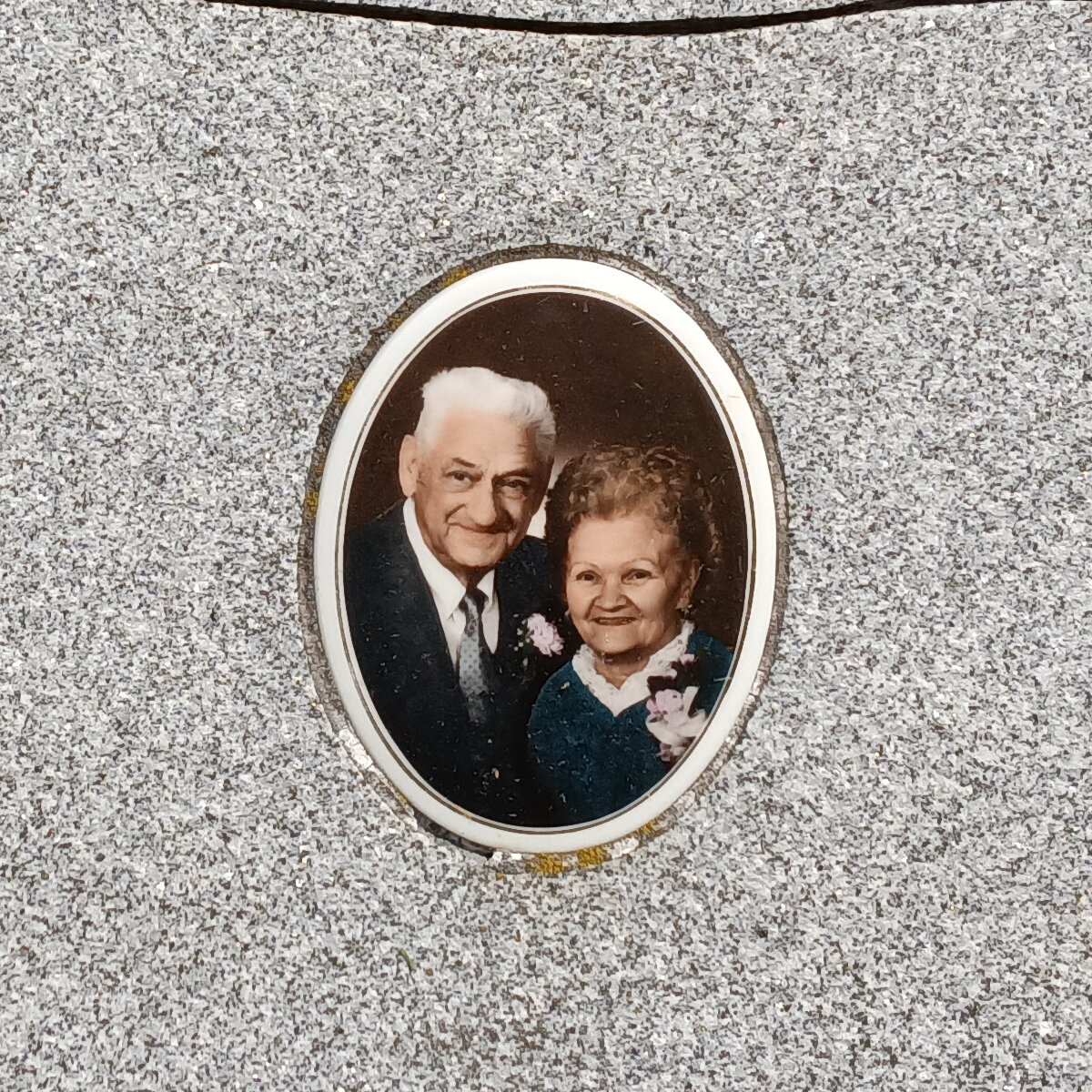 Close up of the photograph of Mervin and Louise Hanes on their headstone at Freysville Cemetery
