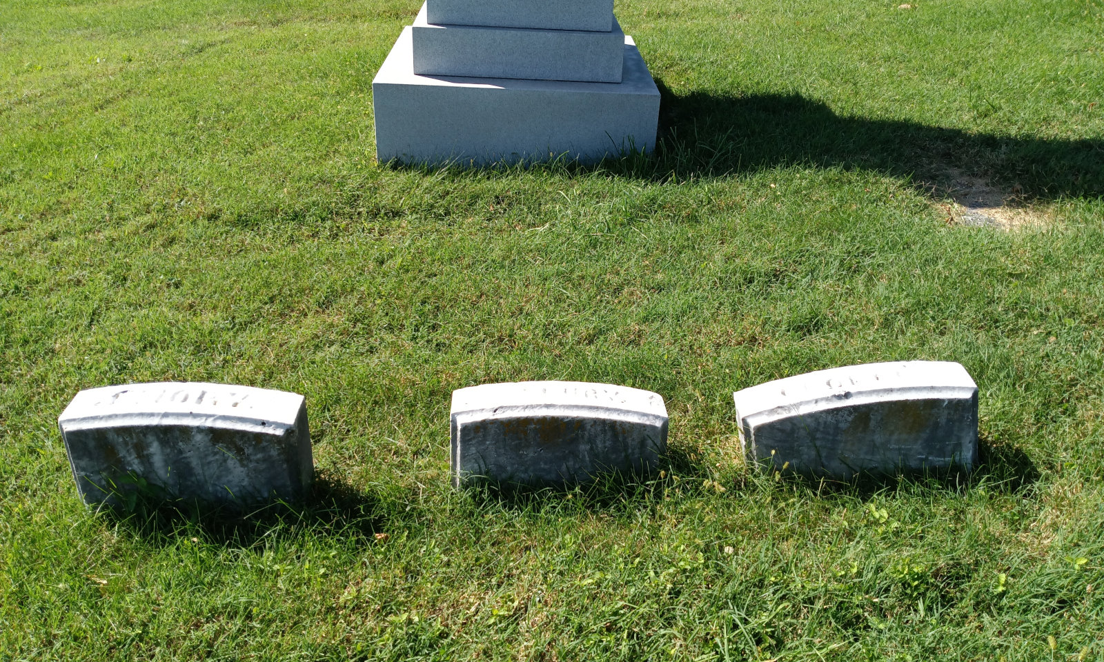 The headstone of Francis Asbury (center)
