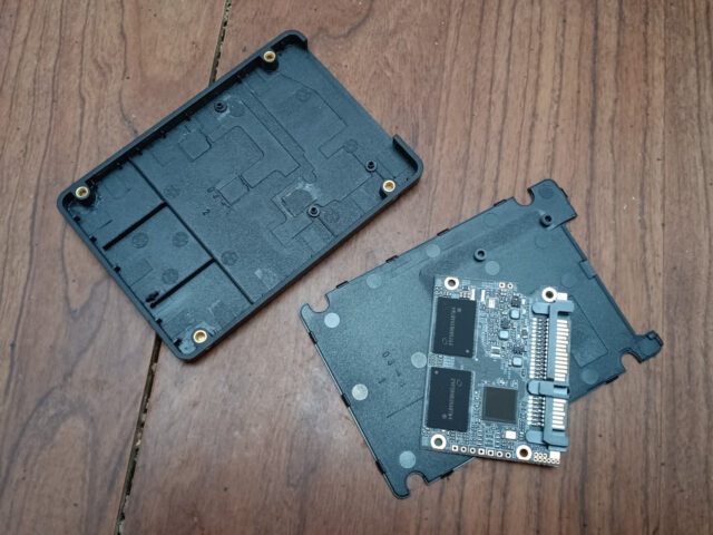 The SSD disassembled. One very small controller board.