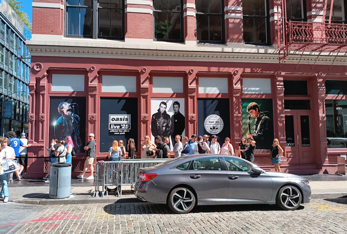 The Oasis Pop-Up 'Shop. This side was the line for people with tickets.