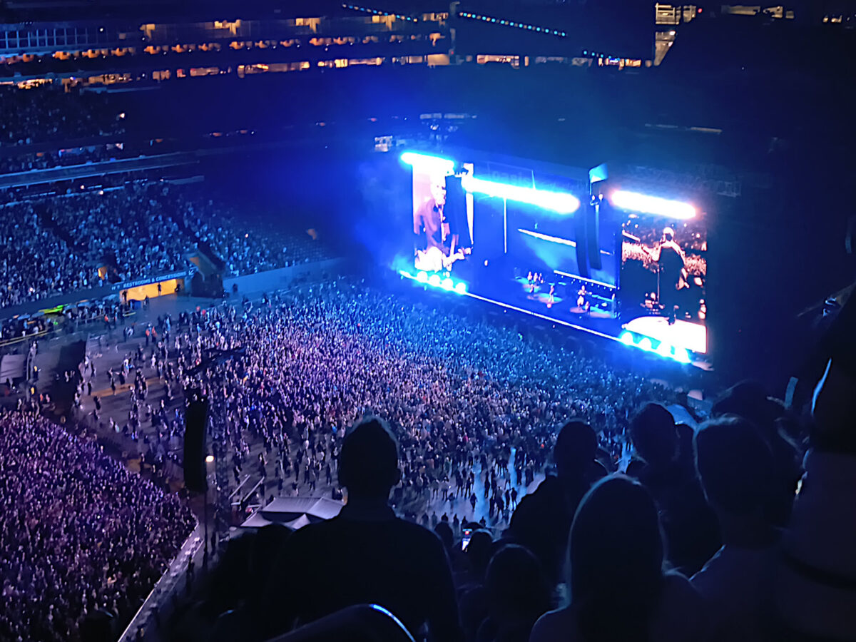 Noel Gallagher singing
