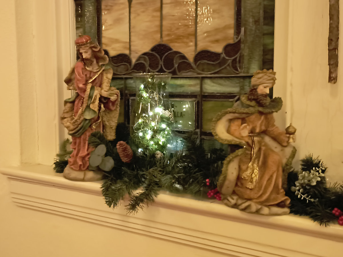 Statues of the Magi in the windows