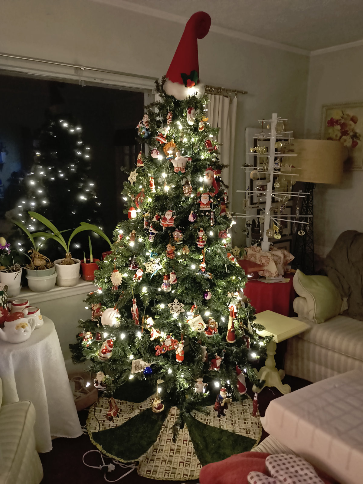 My mom's last Christmas tree. The White House tree is the wooden tree behind it to the right.